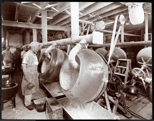 Cuisiniers travaillant dans la cuisine chez Maillard